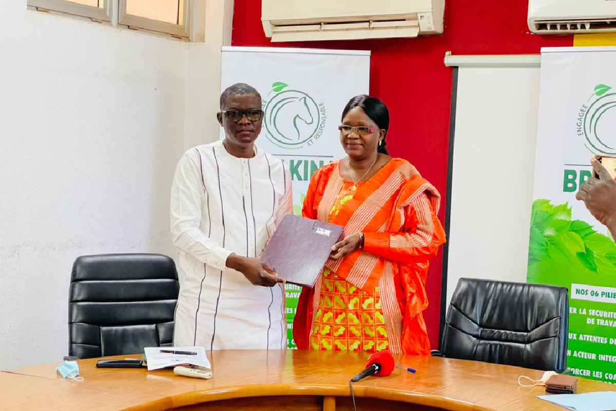 BRAKINA offre 10 métiers à tisser aux artisans